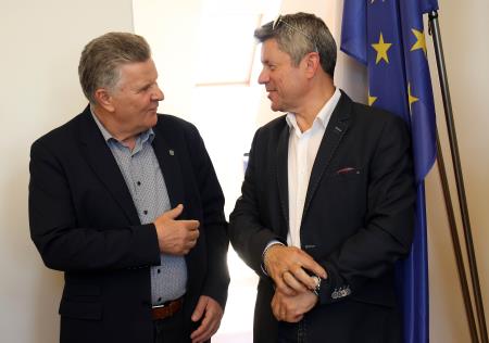 Slovesen podpis pogodbe župani CPS 03 Foto Ljubo Vukelič